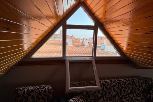 Ayvalık Sarımsaklı merkezde denize yakın satılık ferah 3+1 dubleks daire yazın.