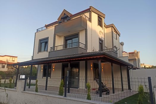 Ayvalık Altınova sahilinde satılık sıfır 3+1 geniş bahçeli tripleks villa.