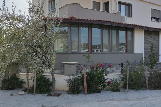 Ayvalık Sarımsaklı denize yakın satılık 5+1 müstakil bahçeli villa.