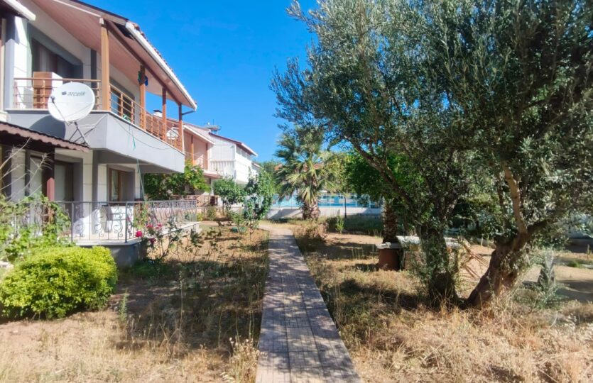 Sarımsaklı Şeytan Sofrası Yolunda Havuzlu Sitede Satılık 3+1 Villa
